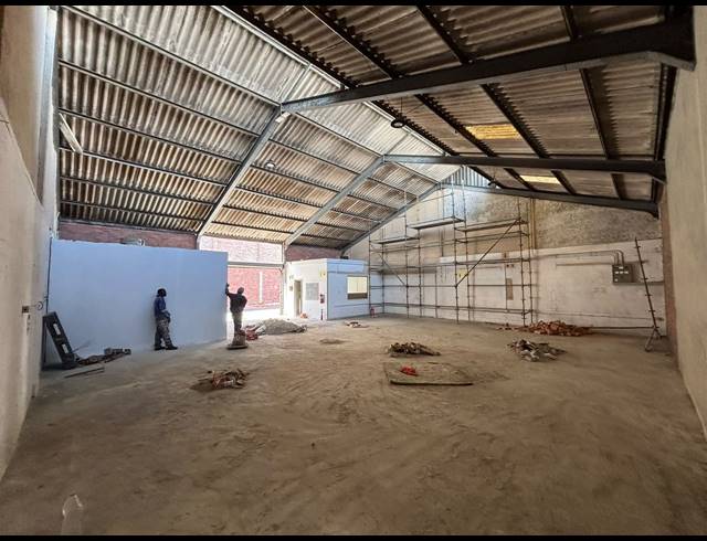 210M² WAREHOUSE TO LET IN EPPING INDUSTRIAL